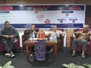Prof. Dr. H. Abdul Latif, S.H., M.Hum (dua dari kiri, sedang menjelaskan pertanyaan dari pembanding dan peserta diskusi, di dampingi oleh Prof Dr. La Ode Husen. S.H,, M.H,. Prof. Dr. H. A. Muin Fahmal , S.H., M.H, ). Dr. Irwan Muin, S.H., M.H