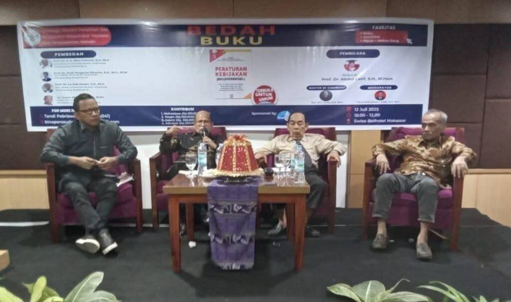 Prof. Dr. H. Abdul Latif, S.H., M.Hum (dua dari kiri, sedang menjelaskan pertanyaan dari pembanding dan peserta diskusi, di dampingi oleh Prof Dr. La Ode Husen. S.H,, M.H,. Prof. Dr. H. A. Muin Fahmal , S.H., M.H, ). Dr. Irwan Muin, S.H., M.H