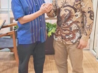 Prof Prof. Dr. Abdul Latif, S.H., M.Hum (pakai mata) bersama Darlinsah, S.H., LL.M