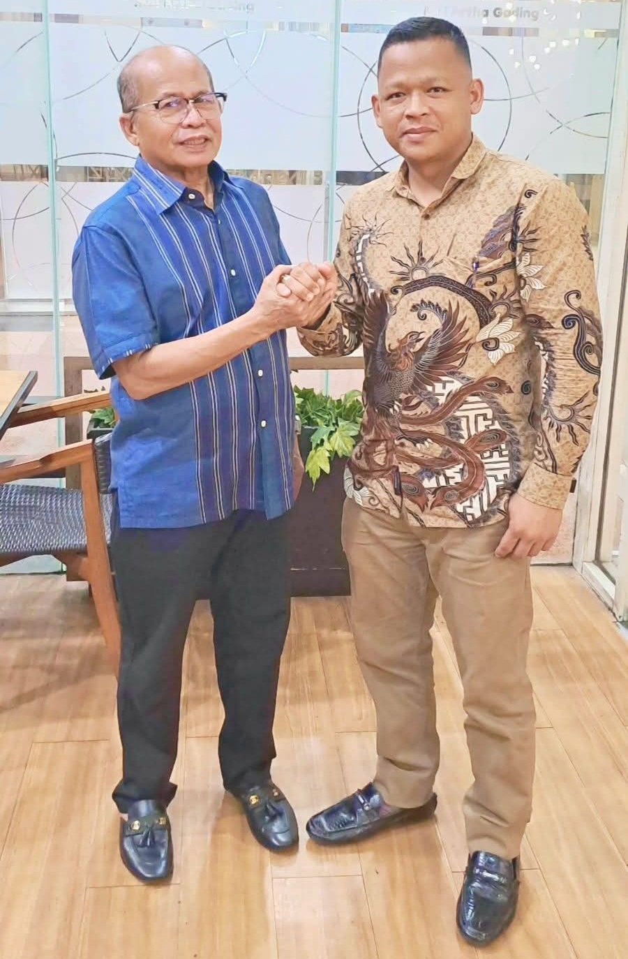 Prof Prof. Dr. Abdul Latif, S.H., M.Hum (pakai mata) bersama Darlinsah, S.H., LL.M
