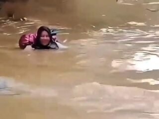 Viral Bidan Seberangi Sungai Demi Pasien, Wagub Vasko: Kita Butuh Banyak Sosok Seperti Ibu Dona