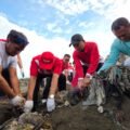 Gubernur Mahyeldi Pimpin Aksi Bersih Pantai Padang, Wujudkan Semangat Kemerdekaan Lewat Gotong Royong