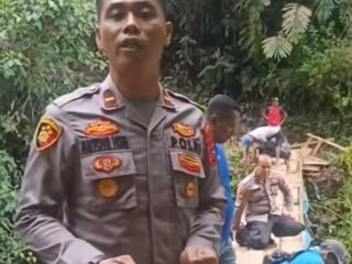 Kapolsek Dua Koto, Iptu Antoni Hasibuan ketika pembangunan jembatan darurat