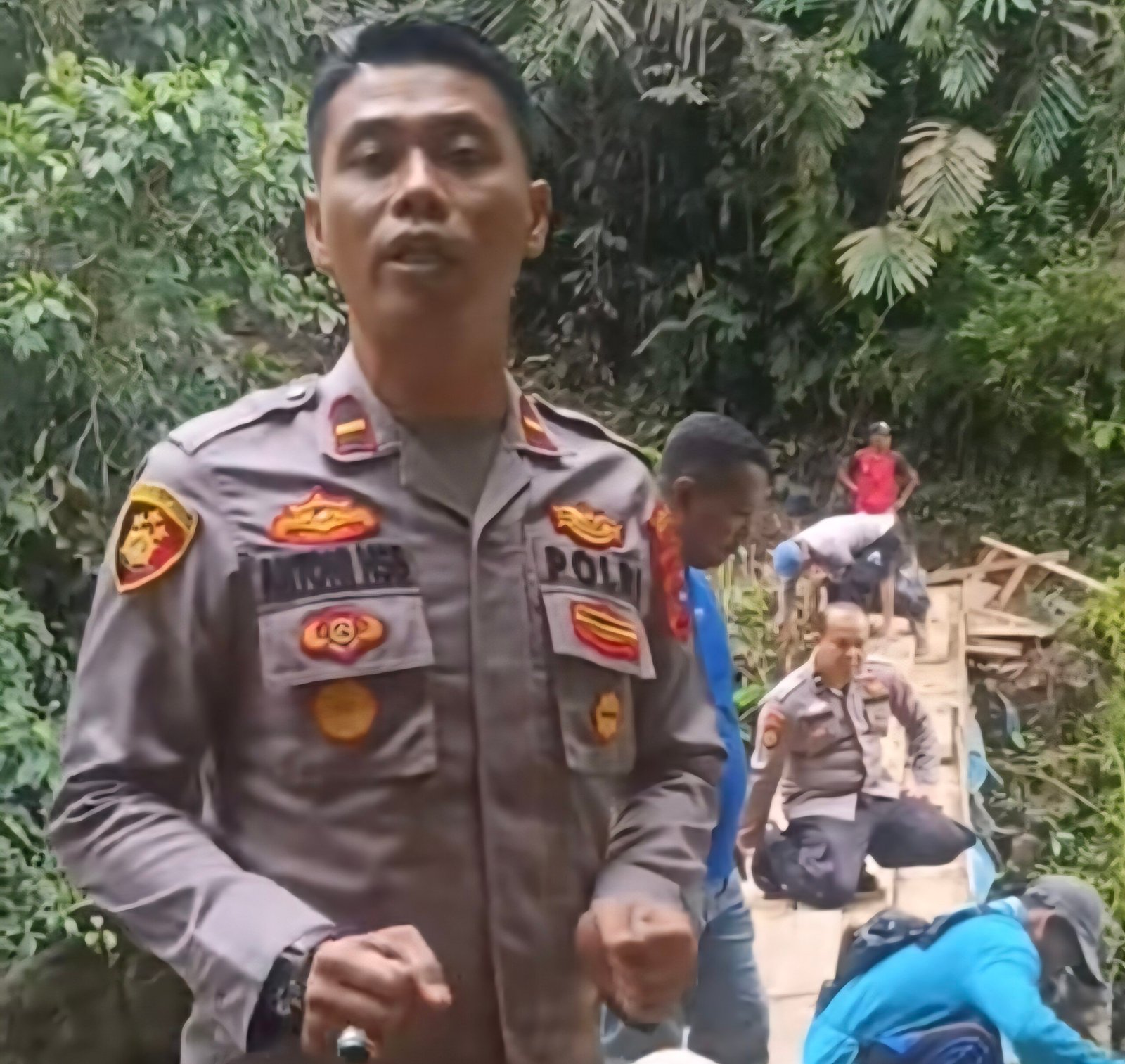 Kapolsek Dua Koto, Iptu Antoni Hasibuan ketika pembangunan jembatan darurat