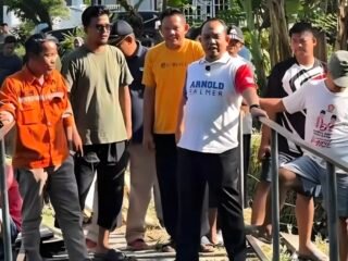 Ketua DPRD Muharlion Turun Tangan Goro Perbaiki Jembatan Penghubung Dua Kelurahan di Padang