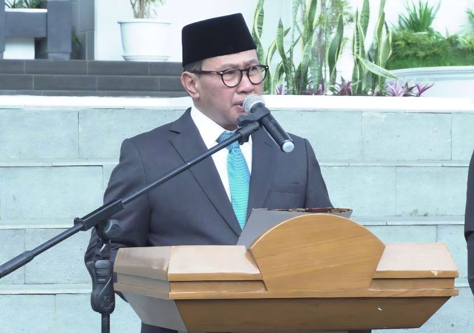 Wali Kota Bukittinggi, Ramlan Nurmatias melantik 24 pejabat eselon III dan IV, di halaman Balai Kota, Rabu (17/9/2025). Foto : Diskominfo