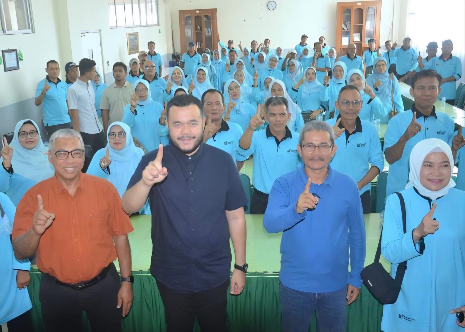 Walikota Padang Fadly Amran hadiri Reuni 40 Tahun Keluarga Alumni SMAN 1 Padang Angkatan 1985 yang digelar di Aula SMAN 1 Padang, Minggu (29/6/2025).(prokopim)