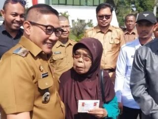 Wali Kota Bukittinggi, Ramlan Nurmatias menyerahkan secara simbolis Kartu Kesejahteraan Sosial (KKS) dan buku tabungan bagi 2.351 Keluarga Penerima Manfaat (KPM) Program Keluarga Harapan (PKH) di Balai Kota Bukittinggi, Senin (6/10/2025). Dok. Antaranews.