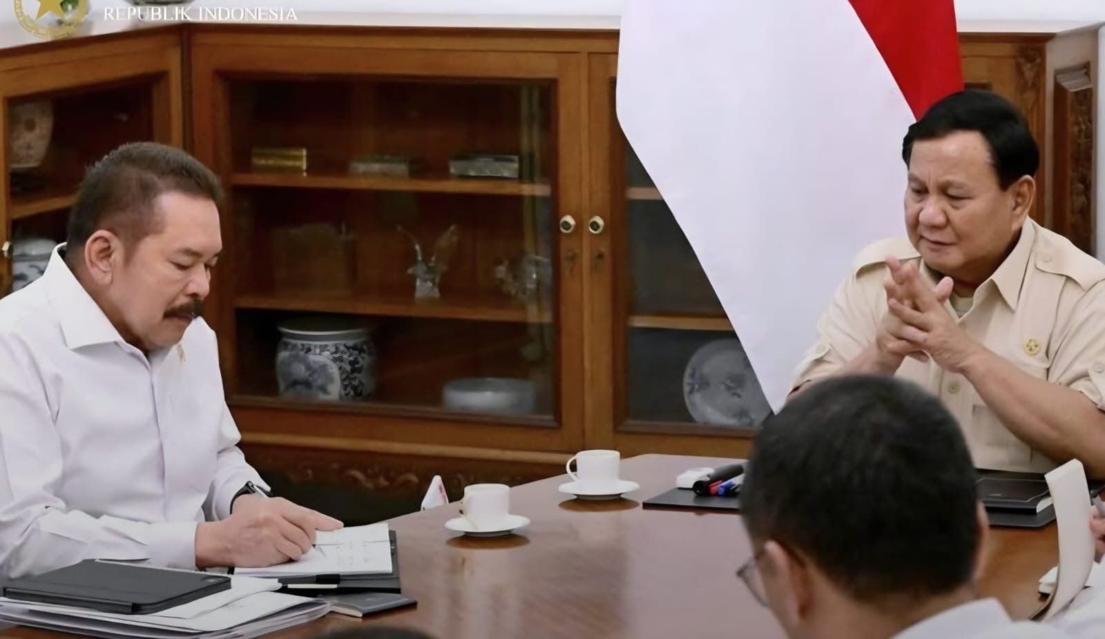 Presiden Prabowo Subianto memanggil para Jaksa Agung dan Jaksa Agung Muda, ke Istana Merdeka, Jakarta, pada Senin, 13 Januari 2025 membahas soal korupsi dan perizinan.