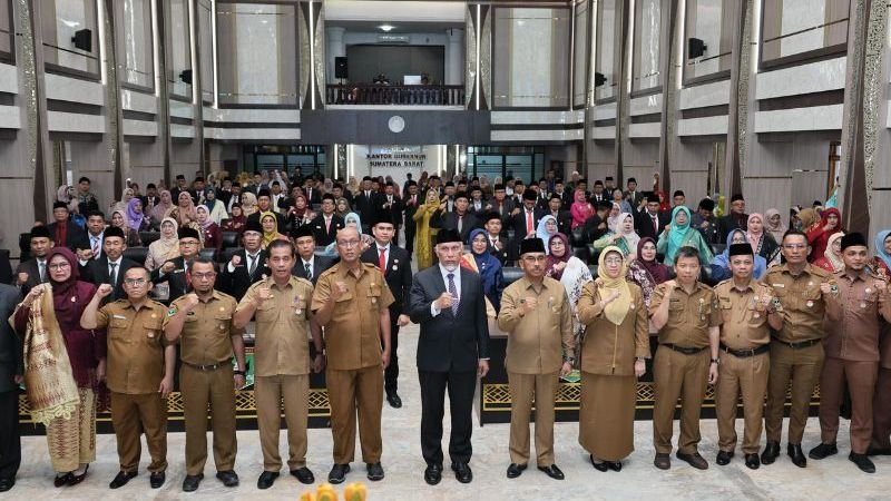 Gubernur Mahyeldi melantik 87 Kepala SMA/SMK/SLB di Aula Kantor Gubernur Sumbar, Selasa (27/5/2025).