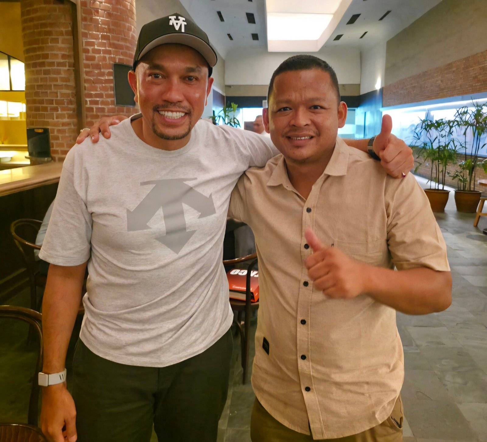 Foto Ketua DPW Komunitas Pemberantas Korupsi Sumatera Barat, Darlinsah, S.H., LL.M, dengan Anggota DPR RI Nonaktif, Dr. Ahmad Sahroni, pada Selasa (4/11/2025) di Jakarta.