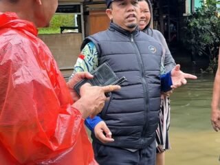 Aksi Muharlion di Tengah Banjir: Bantu Warga dan Desak Pemko Padang Cairkan BTT Tanpa Menunda