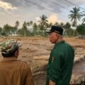Gubernur Mahyeldi Tinjau Dampak Banjir di Junjung Sirih, Salurkan Bantuan Rp68 Juta
