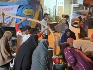 PKS Salurkan 20 Ribu Liter Air Bersih, Ketua DPRD Padang Muharlion Pimpin Gerak Cepat