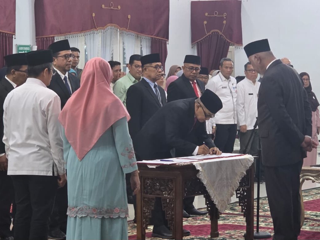 Gubernur Sumatera Barat Mahyeldi Ansharullah resmi melantik enam Pejabat Pimpinan Tinggi Pratama di lingkungan Pemerintah Provinsi Sumatera Barat, Jumat (2/1/2026) kemarin di Auditorium Gubernuran