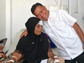 Perintah Langsung Wagub Vasko, Ketua Fraksi Gerindra DPRD Sumbar Jenguk Nenek Saudah di Rumah Sakit
