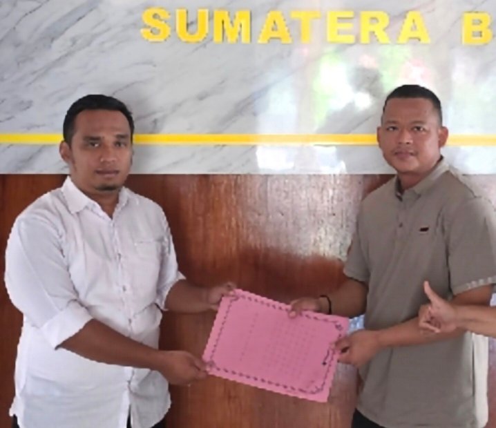 Darlinsah, pemohon informasi menyerahkan Permohonan Penyelesaian Sengketa Informasi Publik terhadap PT Bank Nagari ke Komisi Informasi Provinsi Sumatera Barat, yang diterima oleh Panitera Pengganti KI Sumbar, Kiki Eko Saputra (kanan) di Kantor KI Sumbar, Padang, Jumat (29/1/2026)
