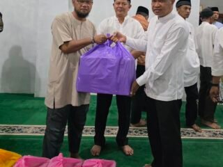 Khairuddin Simanjuntak didampangi Bupati Pasaman, Welly Suheri menyerahkan bantuan paket sembako dari anggota DPR RI Andre Rosiade kepada pengurus Masjid untuk anak yatim saat Safari Ramadan di Masjid Nurul Huda Tampang, Lubuk Sikaping, Kabupaten Pasaman, Minggu (22/2/2026).