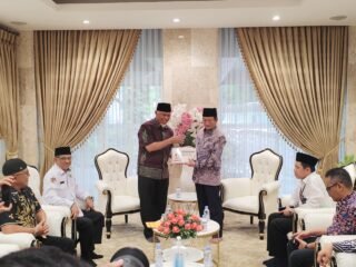 Gubernur Mahyeldi Dorong Optimalisasi Wakaf, Serahkan Rekomendasi Seminar Internasional kepada Menag RI