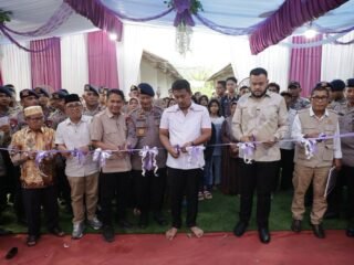Wagub dan Wakil Ketua DPRD Sumbar Evi Yandri Serahkan 100 Unit Huntara Mandiri Warga Terdampak Banjir Padang