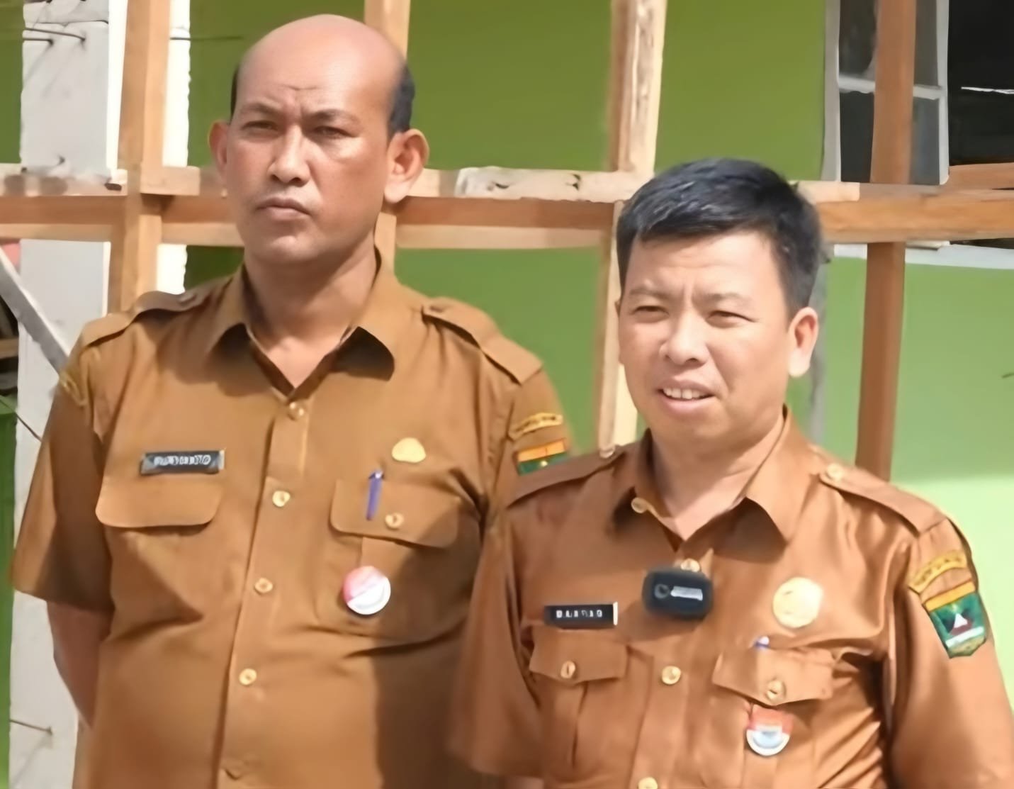 Foto Kabid SMA Disdik Sumbar, Mahyan (kiri), dengan Kabid SMK Disdik Sumbar, Suryanto (kanan)