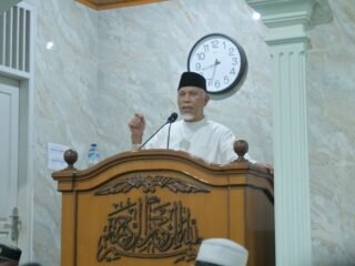 Gubernur Mahyeldi Awali Safari Ramadan 1447 H dengan Tarawih Perdana Bersama Warga di Masjid Muhajirin Padang