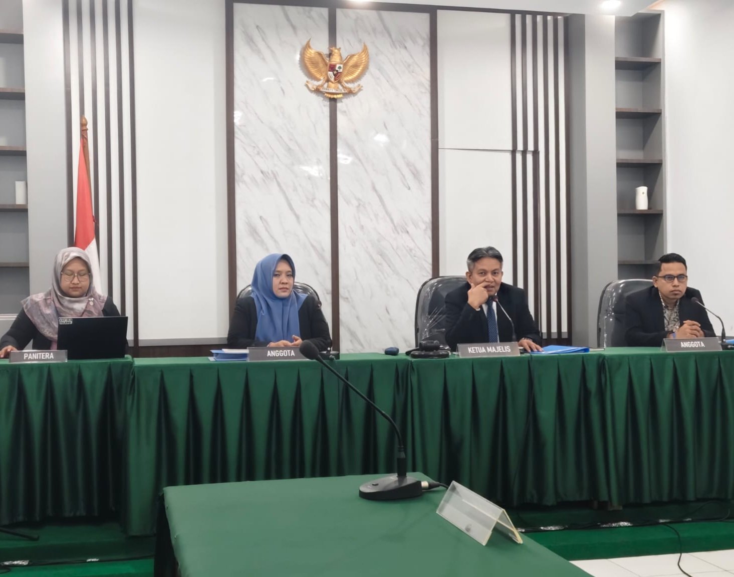 Sidang perdana pemeriksaan awal sengketa informasi publik antara jurnalis sekaligus pegiat antikorupsi, Darlinsah, melawan PT Bank Nagari, Jumat (20/2/2026).