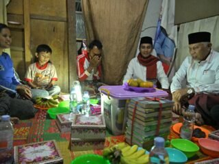 Sahur Diam-diam di Situjuah Batua, Gubernur Mahyeldi Bantu Bedah Rumah Warga Kurang Mampu