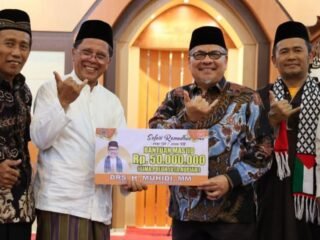 Safari Ramadhan di Padang, Ketua DPRD Sumbar Bantu Masjid Marhamah Kalumbuk
