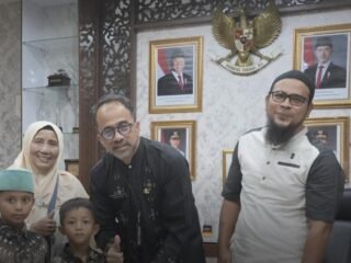 Sekretaris DPRD Sumbar Serahkan Santunan untuk 74 Anak Yatim di Masjid Asy Syura