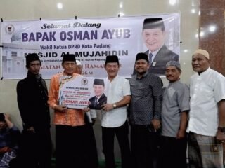 Safari Ramadhan, Wakil Ketua DPRD Kota Padang Osman Ayub Serahkan Hibah Rp25 Juta untuk Masjid Al Mujahidin