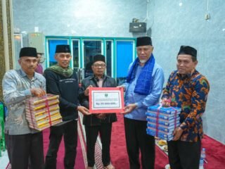 Mahyeldi Iktikaf di Masjid Nurul Hidayah Sijunjung, Serahkan Bantuan Rp25 Juta untuk Rehabilitasi