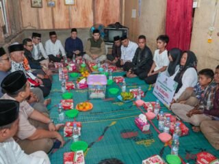 Mahyeldi Serahkan Bantuan Bedah Rumah Rp25 Juta untuk Keluarga Kurang Mampu di Sawahlunto