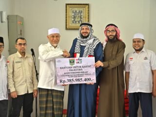 Gubernur Mahyeldi Serahkan Rp385 Juta Bantuan Masyarakat Sumbar untuk Palestina