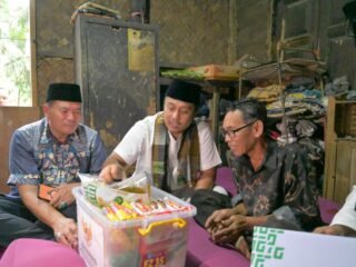 Berkah Ramadan, Wagub Vasko Bantu Bedah Rumah Duda Lansia di Ujung Batung Pariaman
