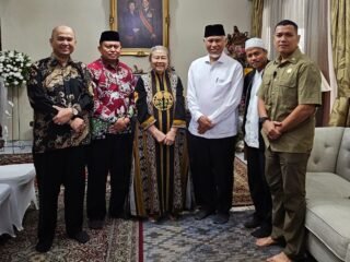 Gubernur Sumbar Takziah ke Rumah Duka Try Sutrisno