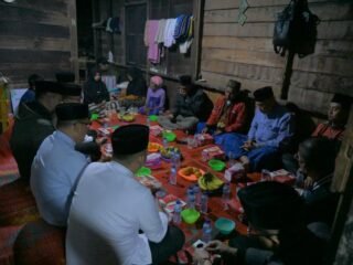 Ketuk Pintu Saat Sahur, Mahyeldi Bantu Bedah Rumah Warga Pasaman