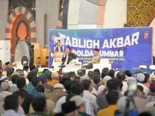 Ribuan Warga Padang Hadiri Tabligh Akbar UAS yang Digelar Kapolda Sumbar