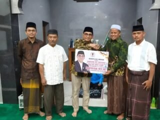 Wakil Ketua DPRD Padang Mastilizal Aye Serahkan Hibah Rp25 Juta saat Safari Ramadhan di Nanggalo