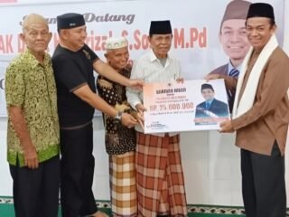 DPRD Padang Hendrizal Serahkan Hibah Rp25 Juta saat Safari Ramadhan di Pagambiran