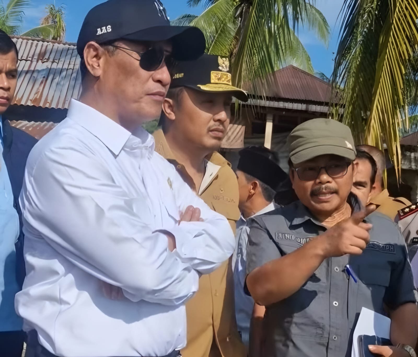 Menteri Pertanian RI, Andi Amran Sulaiman didampingi Wagub Sumbar, Vasko Rusaimy dan Kepala Dinas Perkebunan, Tanaman Pangan, dan Hortikultura Sumbar, Afniwirman saat kunjungan kerja ke Kabupaten Padang Pariaman