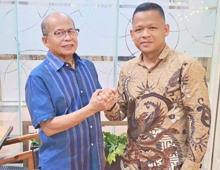 Kaprodi Doktor Ilmu Hukum Universitas Jayabaya, Prof Abdul Latif bersama Ketua DPW Komunitas Pemberantas Korupsi Sumatera Barat, Darlinsah, S.H., LL.M.
