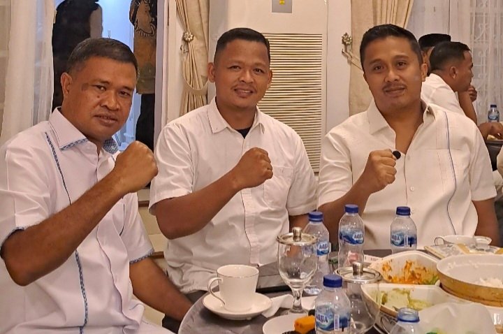 Wakil Gubernur Sumatera Barat, Vasko Ruseimy (kiri) bersama Khairuddin Simanjuntak (kanan) dan anak muda Pasaman, Darlinsah (tengah)