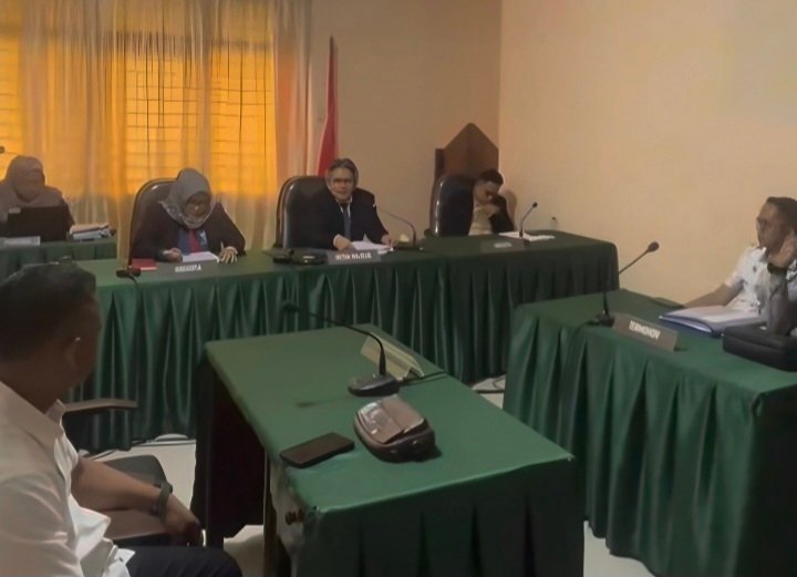 Sidang Pembacaan Putusan Sengketa Informasi antara Darlinsah selaku Pemohon dengan PT Bank Nagari sebagai Termohon Perkara dengan Nomor Register: 04/II/KISB-PS/2026 pada Kamis 21 Mei 2026 di Komisi Informasi Provinsi Sumatera Barat dengan Riswandy sebagai Ketua Majelis, serta Tanti Endang Lestari dan Idham Fadhli masing-masing sebagai Anggota Majelis dengan didampingi Triutama sebagai Panitera Pengganti serta dihadiri oleh Pemohon dan Termohon.