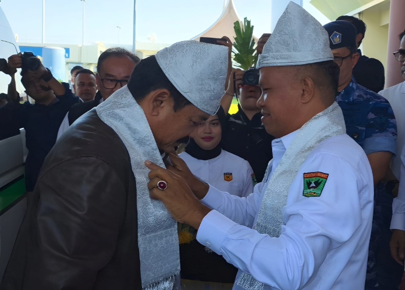 Ketua FORKI Sumatera Barat, Khairudin Simanjuntak, bersama jajaran pengurus menyambut kedatangan Ketua Umum PB FORKI, Marsekal TNI (Purn.) Dr. Hadi Tjahjanto, di Bandara Internasional Minangkabau (BIM), Sabtu (6/6/2026). Kedatangan Hadi Tjahjanto dalam rangka melantik Pengurus FORKI Sumatera Barat periode 2025–2029 di Auditorium Istana Gubernur Sumatera Barat.
