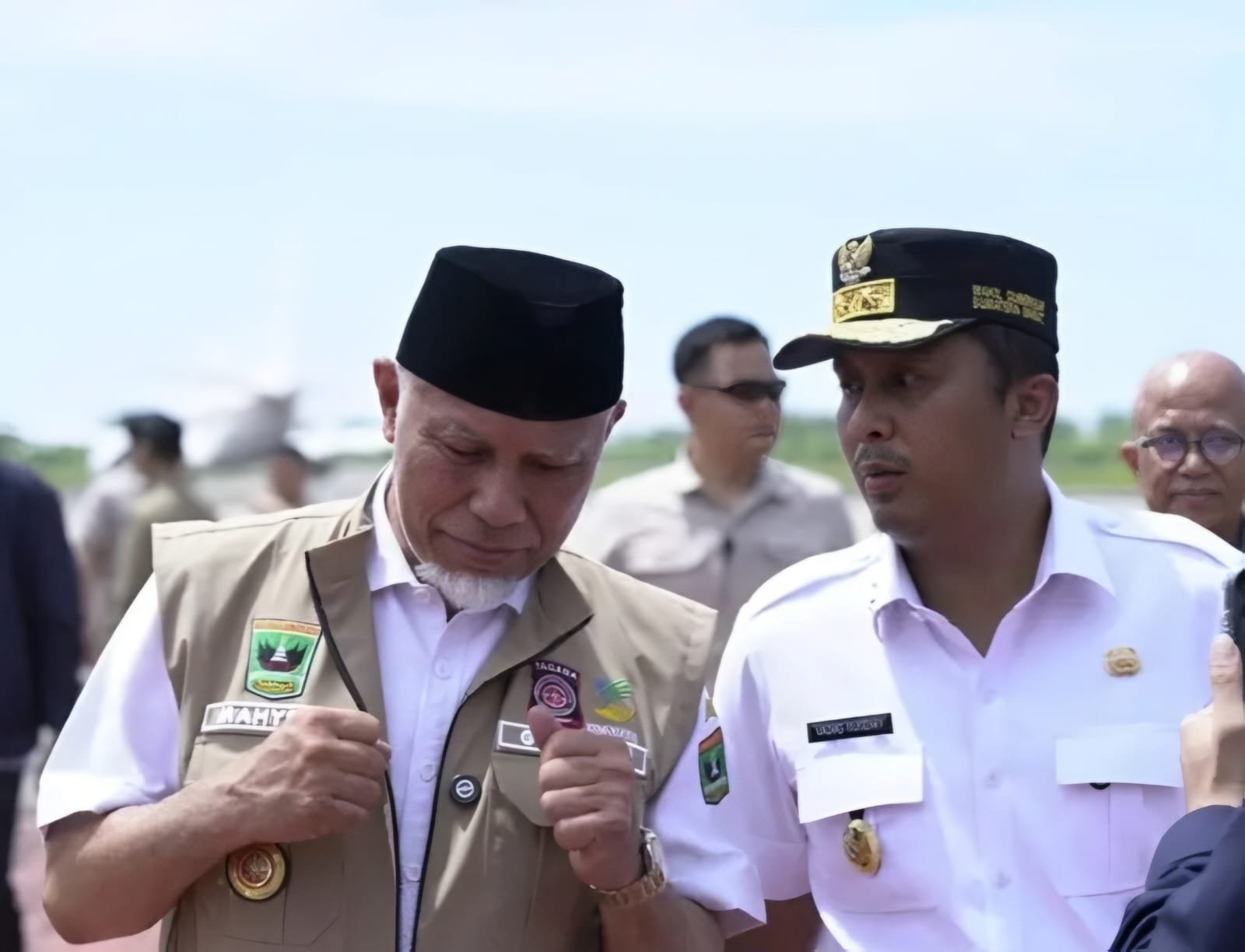 Gubernur Sumatera Barat, Mahyeldi Ansharullah bersama Wakil Gubernur Sumatera Barat, Vasko Ruseimy, usai melepas kepulangan Presiden Republik Indonesia, Prabowo Subianto, di Bandara Internasional Minangkabau, Kamis (18/12/2025), setelah meninjau langsung kondisi masyarakat terdampak bencana. Kehadiran pemerintah pusat dan daerah yang terkoordinasi menjadi bagian dari upaya percepatan penanganan dan pemulihan di Sumatera Barat.