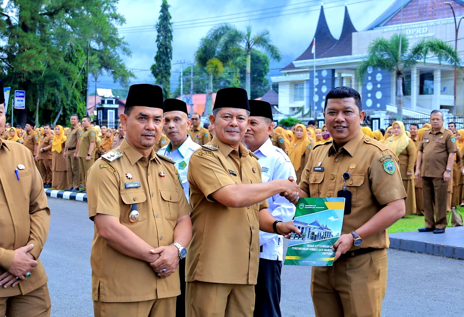 Bupati Pasaman Welly Suhery dan Wakil Bupati Pasaman H. Parulian didampingi Sekretaris Daerah Yudesri dan Kepala BKPSDM Deswin Adia Putra menyerahkan SK Mutasi Haryadi, S.AP, PNS di Dinas Komunikasi dan Informatika (Diskominfo) Kabupaten Pasaman lulus Seleksi Nasional Mutasi ASN karir, dialihkan status Pegawai Negeri Sipil nya menjadi PNS pusat Ke Kementerian Koperasi Republik Indonesia, Senin (6/7/2026)