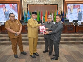 Gubernur Mahyeldi Serahkan KUA-PPAS 2027, Transformasi Ekonomi Jadi Fokus Pembangunan Sumbar