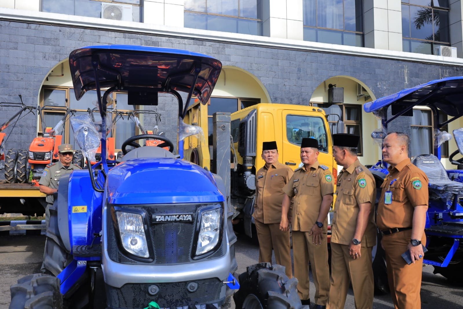 Bupati Pasaman Welly Suhery dan Wakil Bupati Pasaman H. Parulian didampingi Sekretaris Daerah (Sekda) Yudesri, Asisten II Djoko Rifanto dan jajaran kepala OPD serta pengurus Brigade Alsintan dilingkungan Pemkab Pasaman saat cek Alsintan di Halaman Kantor Bupati Pasaman, Senin (6/7/2026).