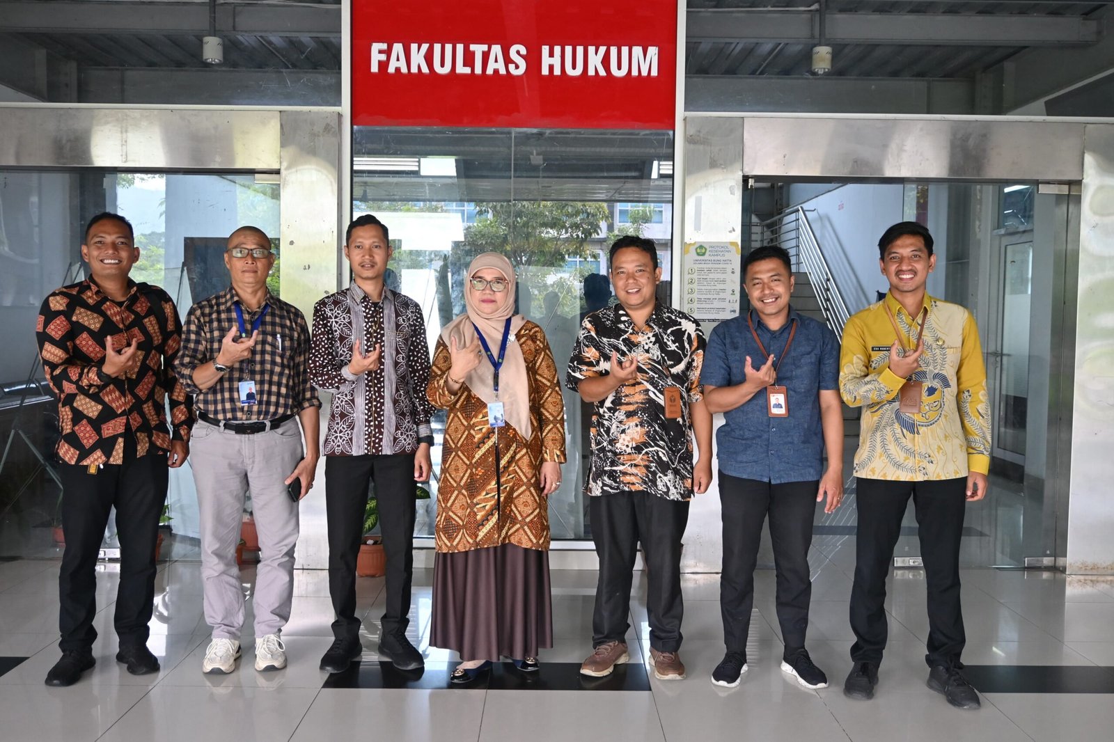 Sesi foto bersama jajaran Bawaslu Kota Padang dan pimpinan Fakultas Hukum Universitas Bung Hatta saat acara temu ramah, Kamis (9/7/2026)."